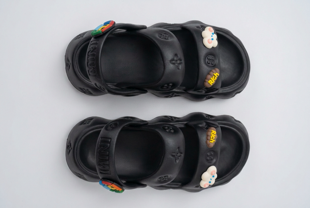 Sandalias negras, vista posterior retocada