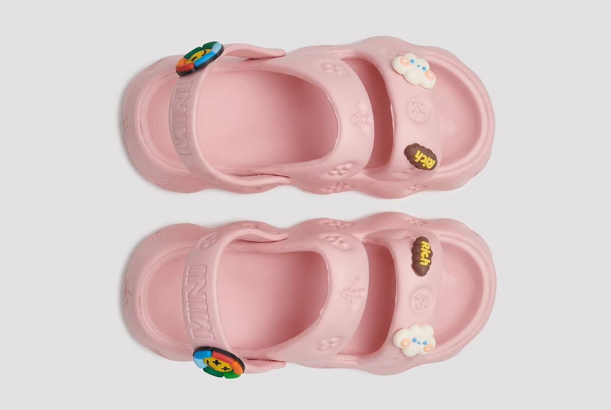 Sandalias rosadas, vista posterior retocada